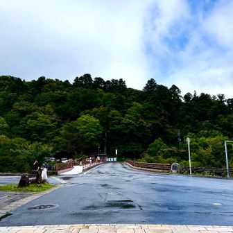 あんなに真っ暗な空だったのに、右に曲がるとなんと少し青空が見えました😁
橋の先に団体さんが見えました⸝ဗီူ⸜⸝ဗီူ⸜⸝ဗီူ⸜⸝ဗီူ⸜
今日は沢山の方と会えるかな🥹