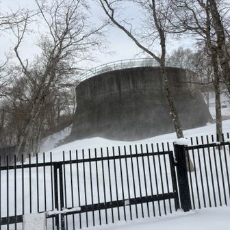 林道終点にあった水道施設か何かの建物。
ここからは急登&さらに雪が深くなるので本格的なラッセルとなります。
短い距離ですが体力を削られました。