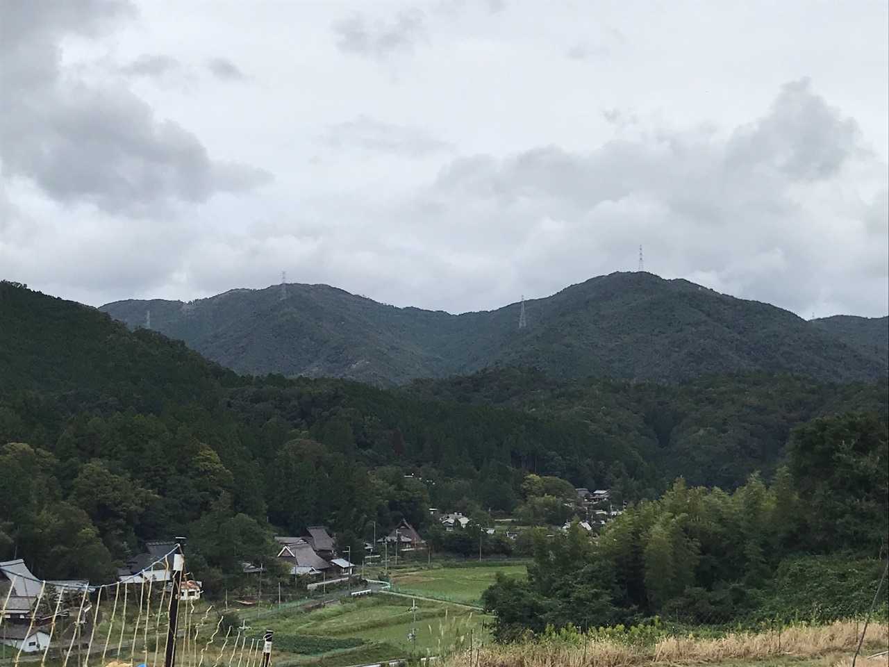 左、剣尾山。右、行者山が見えてきました