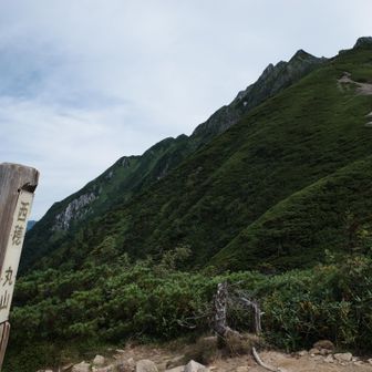 丸山から西穂方面を望む。