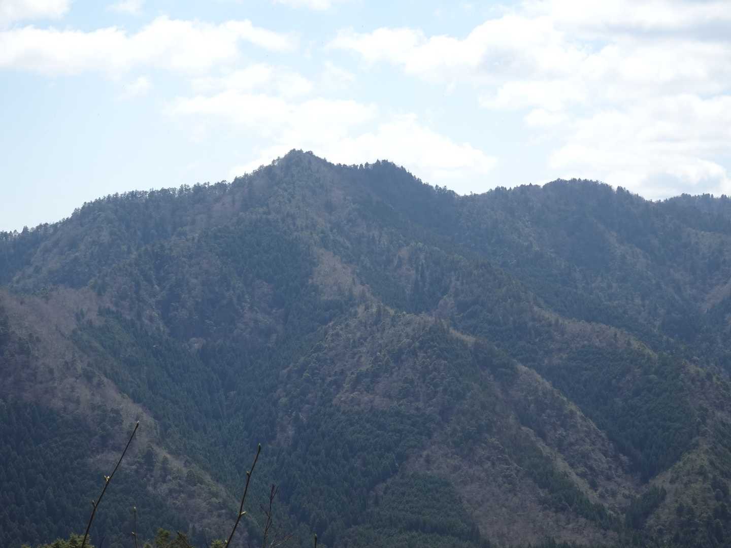 正確に方位を測っていませんが地形図から判断して倉ノ谷山626の三角点と622の双耳峰。南南西方向です。この山北山のどこかから見た記憶があります。