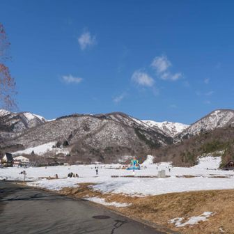 マキノ高原スキー場。
傾斜はほとんど無く雪遊びしている人が多い