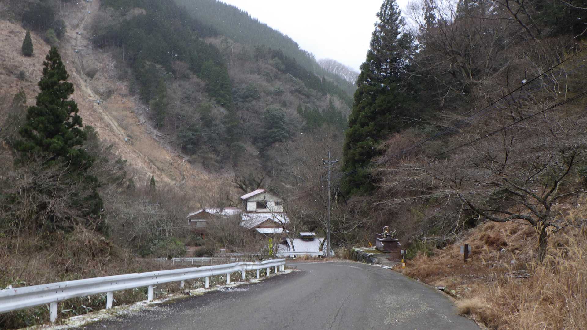 もうすでに廃屋となっている久連子荘に雪が舞う。
