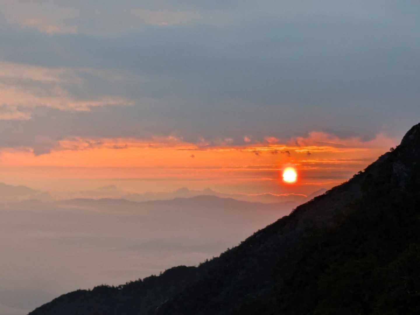 朝日🌅見えた〜！