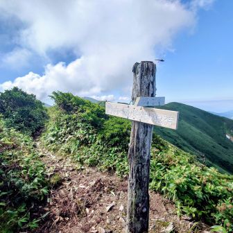 梶川峰に降りる分岐に到着👍️