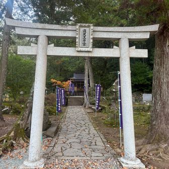 何組かハイカーさん来てました。
駐車場はトイレを越え、右手、橋を越えたとこ