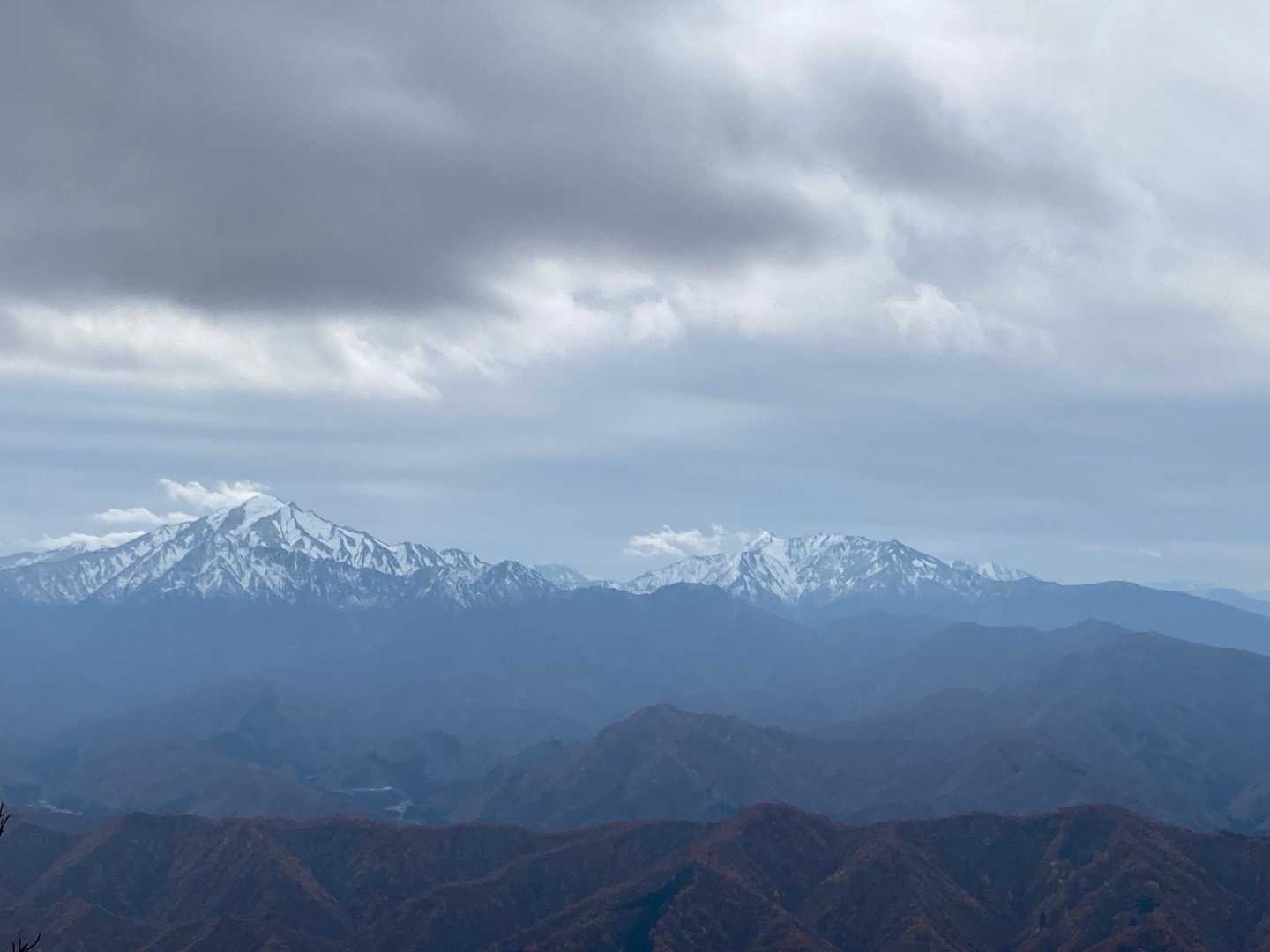 あっちの山の雲が切れたゾ
右:八海山　左: 越後駒