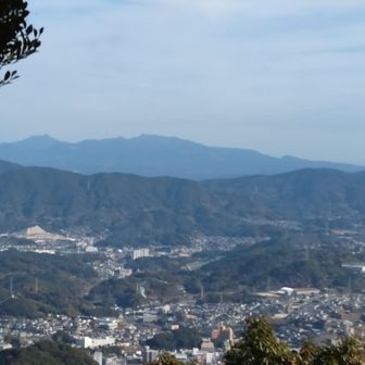 山頂下の東北側から多良山系。左側の凸出しているのは経ヶ岳で佐賀県の最高峰(1076m❗)です