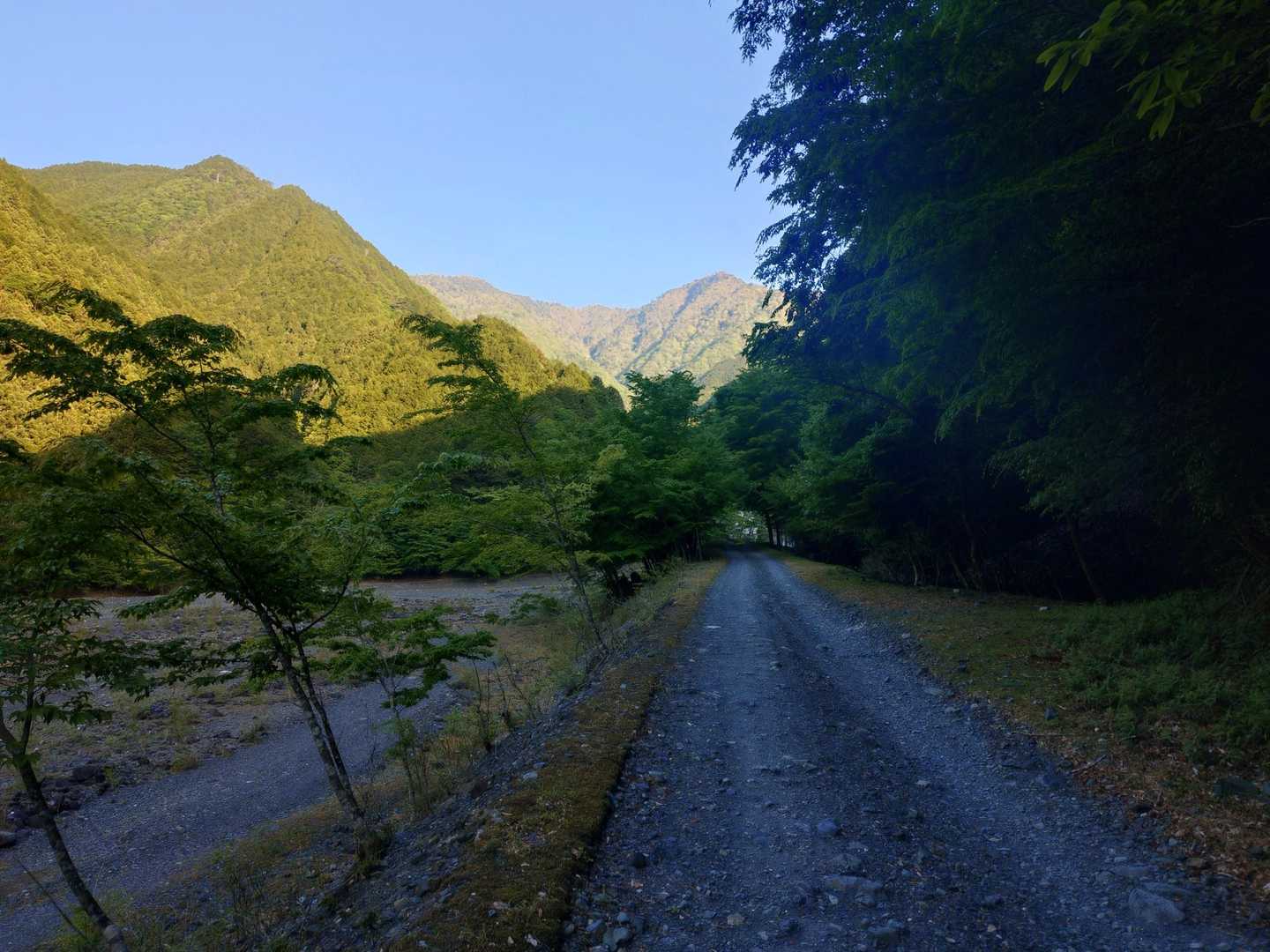 おはようございま〜す🌞
正面に今から行くよ〜
山伏岳が見えています😄
今日も快晴よい天気に胸がときめく😘✨✨
西日影沢ルート安倍川沿いにある駐車場からの周回ルートでスタートです✨
