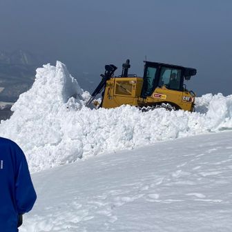 津軽岩木スカイライン開通に向けての除雪が行われていました