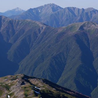 間ノ岳がデカイ