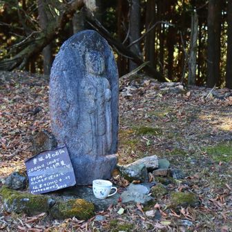 妻坂峠の石仏。