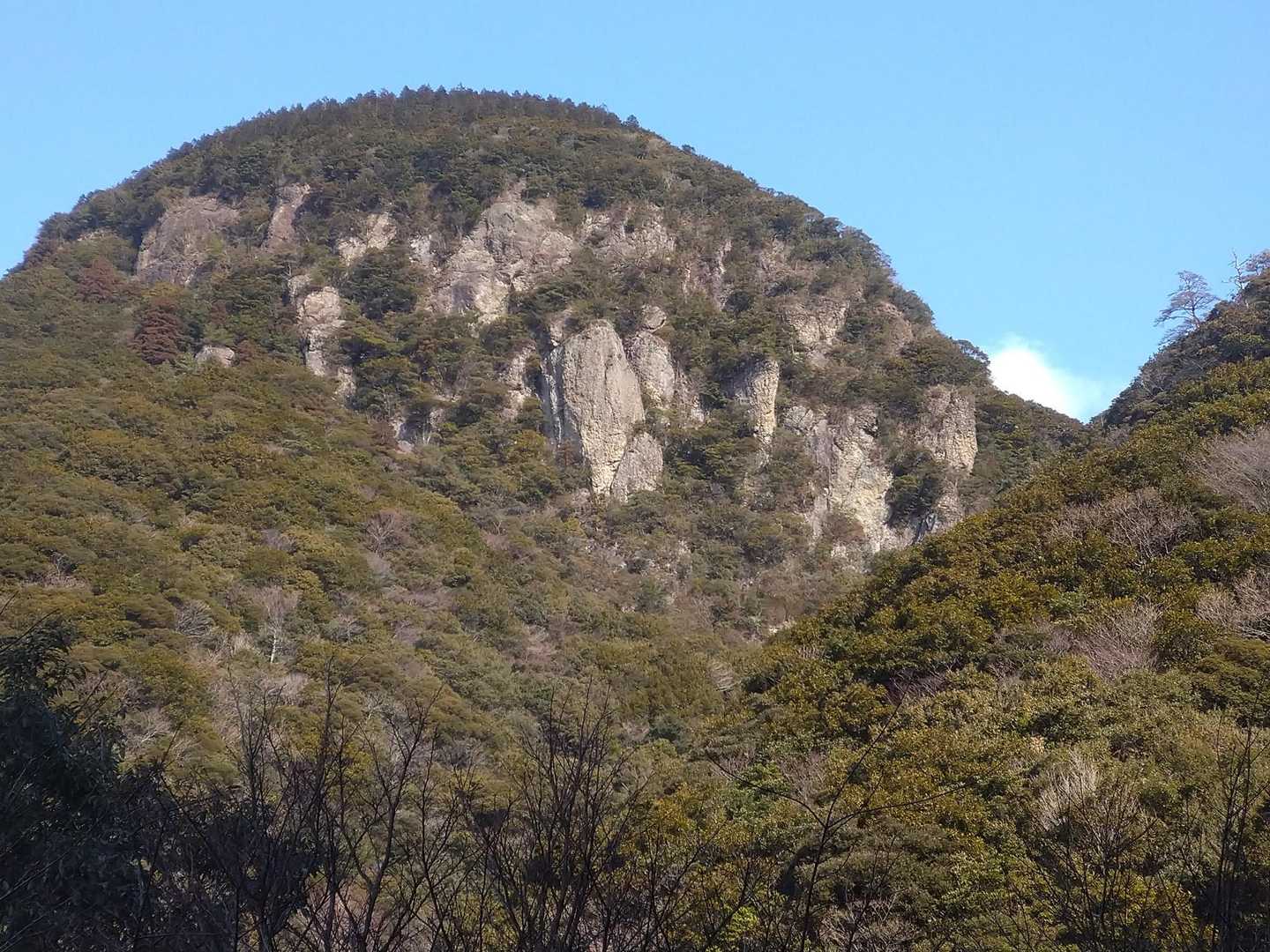 白滝山の岩壁
この右側を登っていくみたい