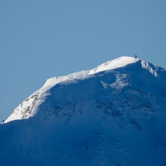 茂倉岳山頂に人。茂倉新道は猛ラッセルだと。
谷川岳からピストンでもかなり大変。
ん、左の急登にトレースが有る。
西黒からですね。凄い！