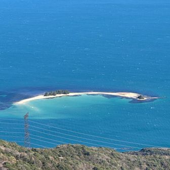 水島だ。
未だ行った事ないな。

7.8月中だけ渡し船で行けるんですけどね。人多そうやし、反対側の水晶浜は凄い事になっているので。来てないな。

ここからでも分かる水の綺麗さ！