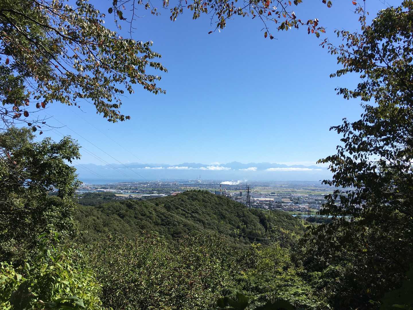 最初の展望です。ほんの少し雲があるだけで、連峰の稜線が何にも遮られずに眺められました。