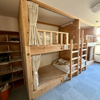 相部屋はこんな感じで木の香りがしました。