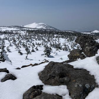 さっき登った西大巓。
ココでランチにしました。