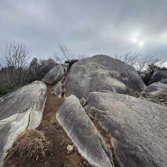 山頂の岩場に登って・・・