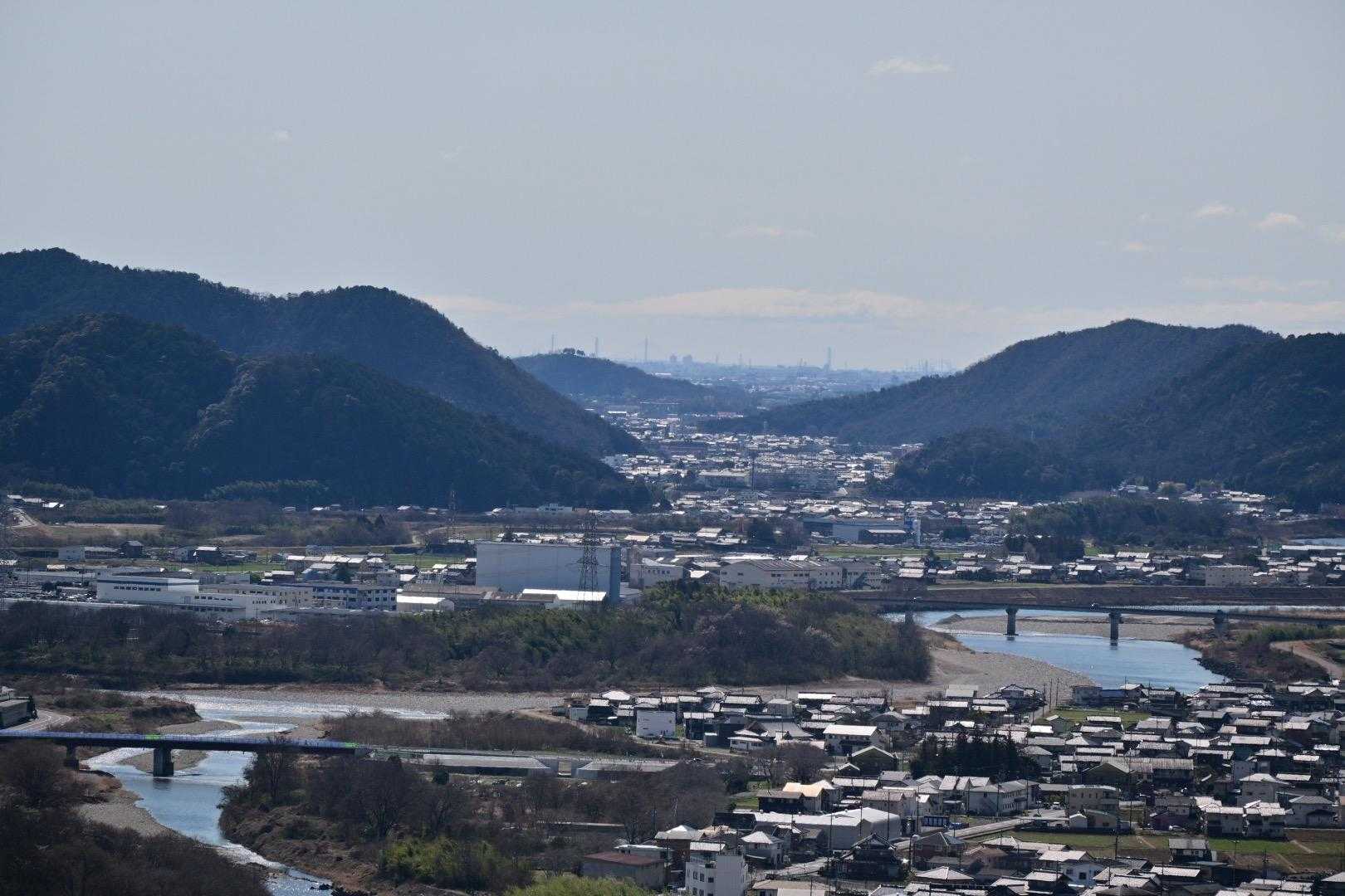 右は金華山からの山並み
左は各務原アルプスの西の端
この間の切れ目の奥に見えるのは、三井山⁉️