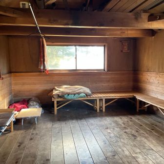 避難小屋はきれいでした