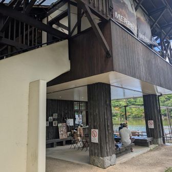 修法ケ原(しおがはら)池に爽やかな風が吹き抜けてとても気持がよかったです。
お昼を食べていると身体が冷えてきたので、こちらのcafeでホットコーヒーをいただきました☕
他のお客さんも皆ホット☕
