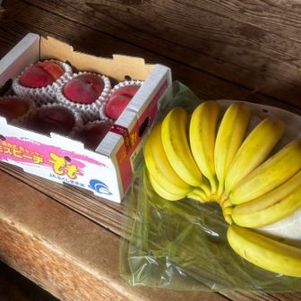 今回の差し入れ🍑🍌（桃は無事だったと思う🥺）