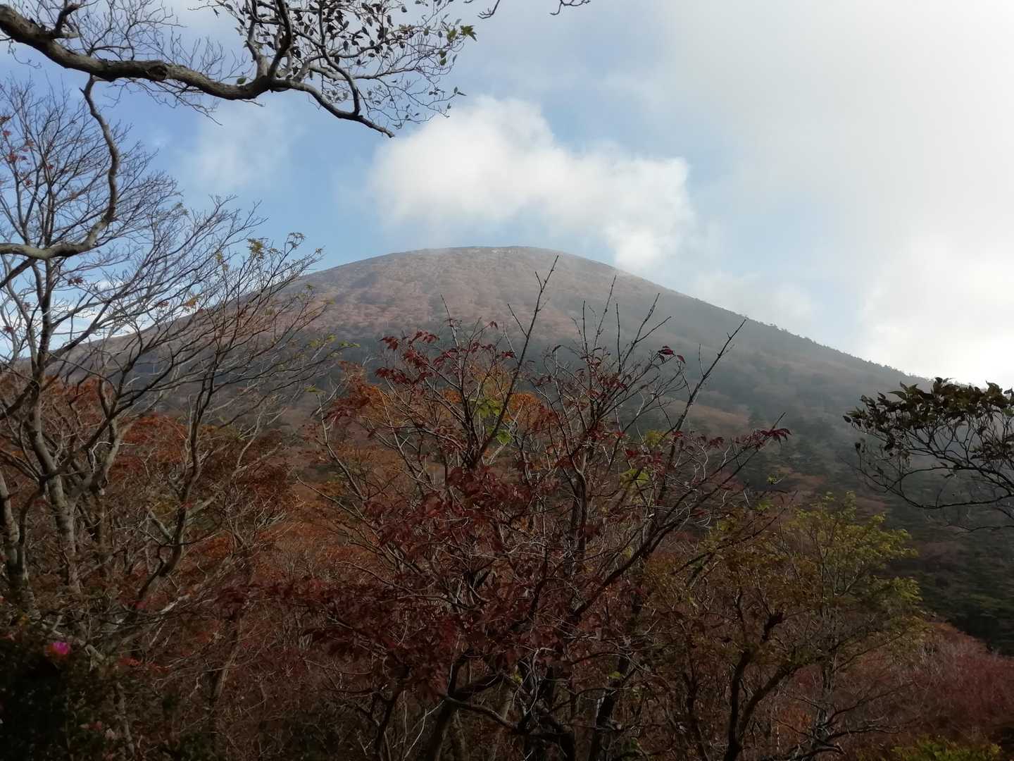 韓国岳が見えてきました。