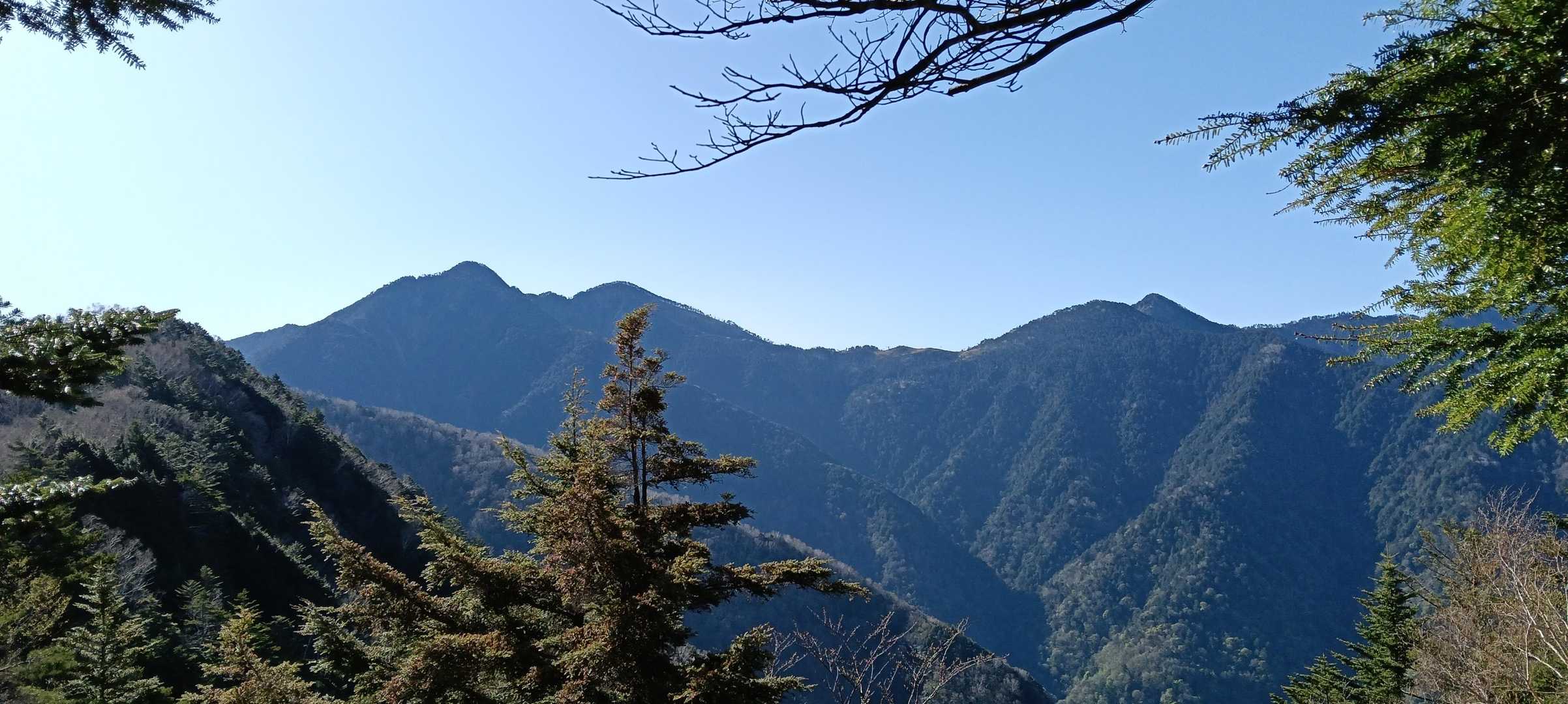 池口岳が現れました。
右は鶏冠山。