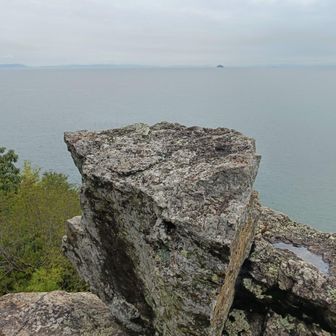 海が見えますが曇