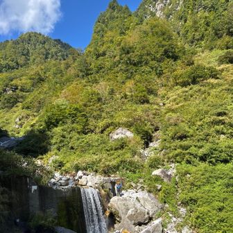 オリオ谷　　砂防堤内トンネルを潜ります