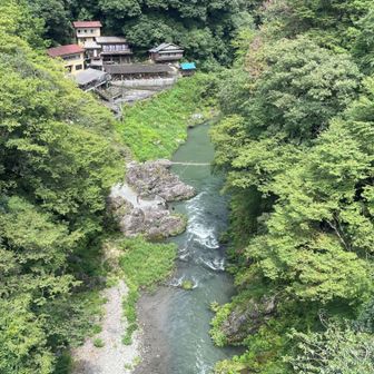 橋の上から水遊びをしている家族連れを見下ろす。まだまだ暑いが、夏ももう終わりかなぁと少し寂しくも感じる。