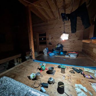 夜は貸し切り、マット使わせてもらいました。

夜露は皆無、北アの山小屋より快適な山小屋泊でした。
