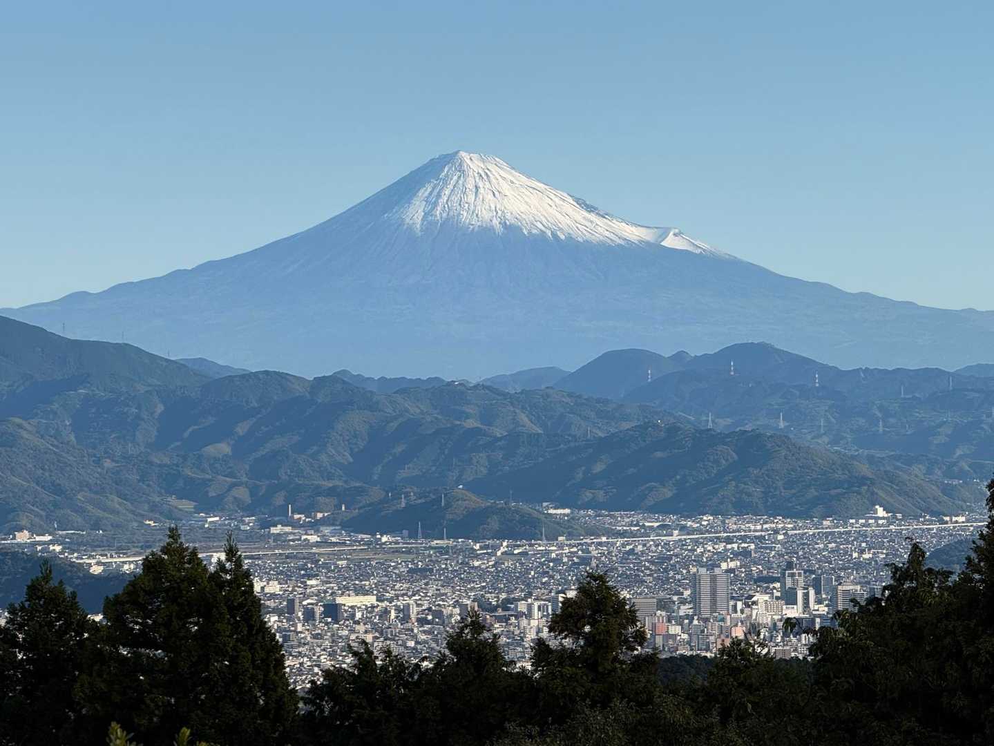 雪化粧富士山と住んでる街のほう