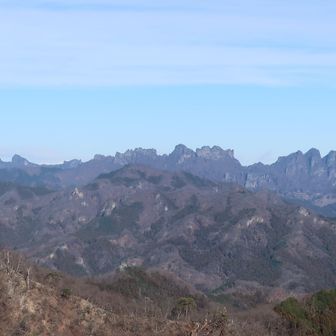 妙義山を左手に見ながら、四ッ又山への縦走ルートを行く