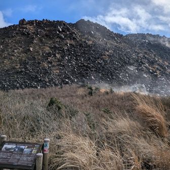 平成新山はまさに溶岩で出来た感じが伝わってきます。間近に見ると勇ましい。