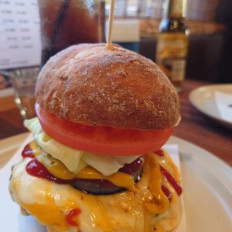 ライ麦チーズバーガー🍔
すげー美味い！
パティが肉々しくて、香りも良いです
これは病みつきになりそうだー
ぜひぜひ、筑波山に寄られた際には試してみてください