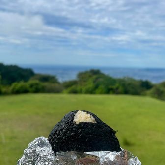雲は多いが渥美半島はしっかり見える。
山頂で朝ごはん。梅干し入りの玄米おにぎりがこの時期は最適。