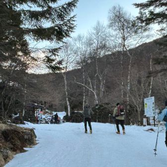 6時半前、唐沢鉱泉登山口到着
駐車場　空きあり
明るくなるのを待って出発‼︎