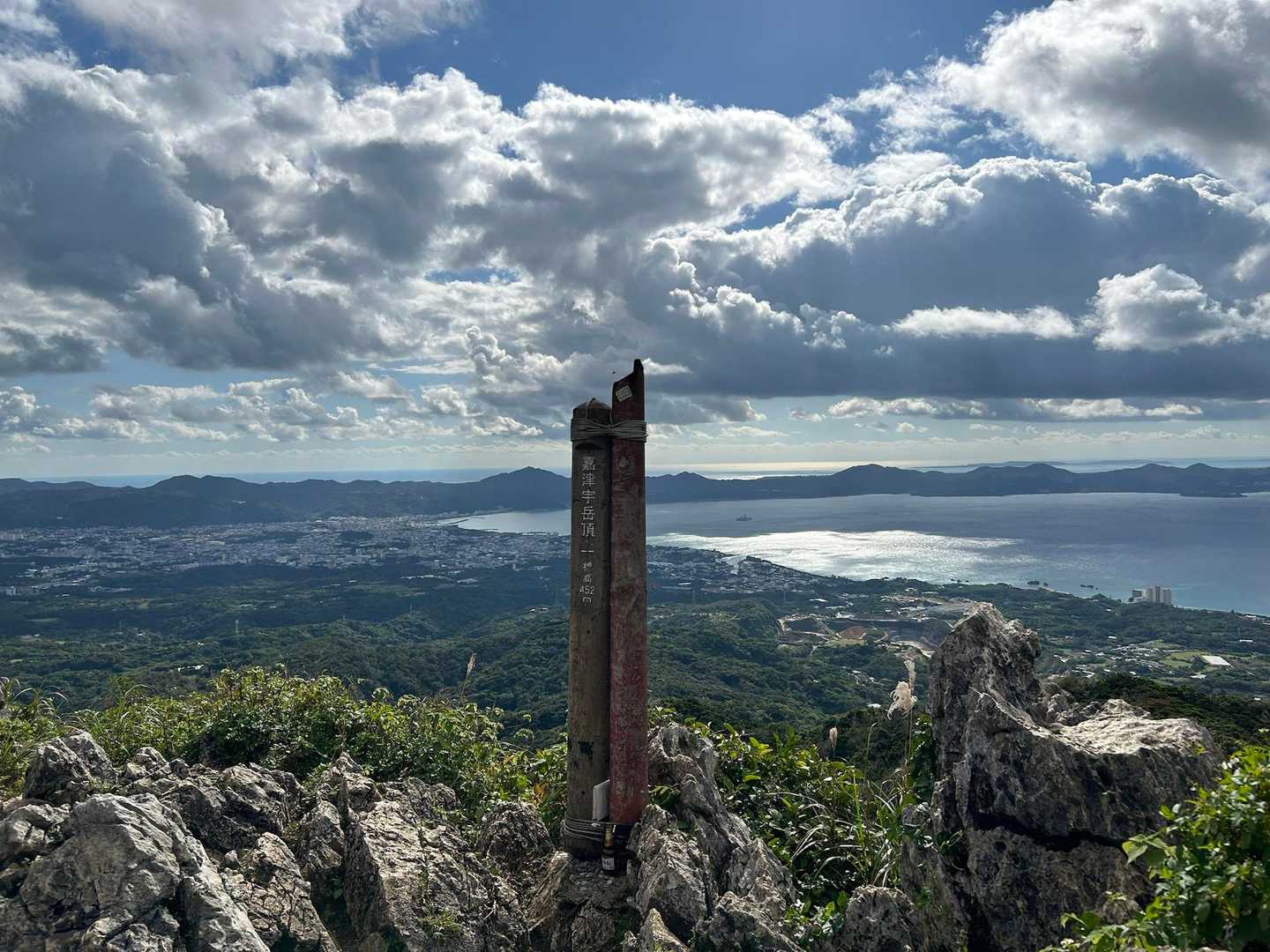 山頂は岩の楽園と絶景！嘉津宇岳の写真