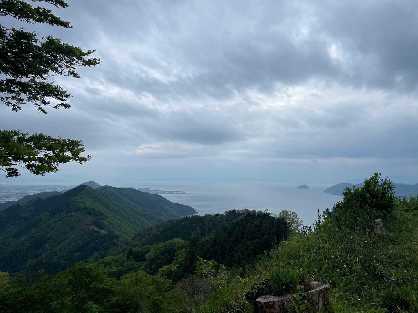 縦走した山と琵琶湖
竹生島も見えます。