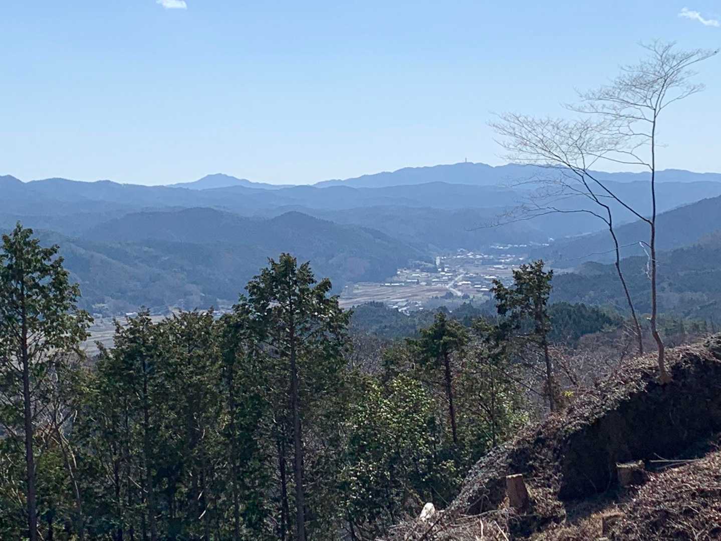 伐採地からの街並みと、遠くに高鈴山