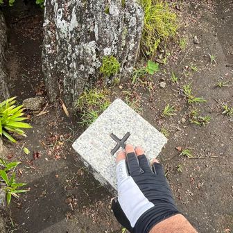 三角点にタッチして下山します
山頂には涼しい風が吹いていたので汗も冷えて寒くなってしまいました