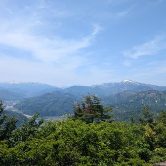 遠くに残雪のある山。