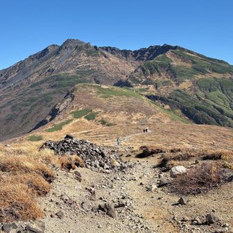御田ヶ原から振り返りの鳥海山。最高のビューが見納め。左下からガス沸き上がり中