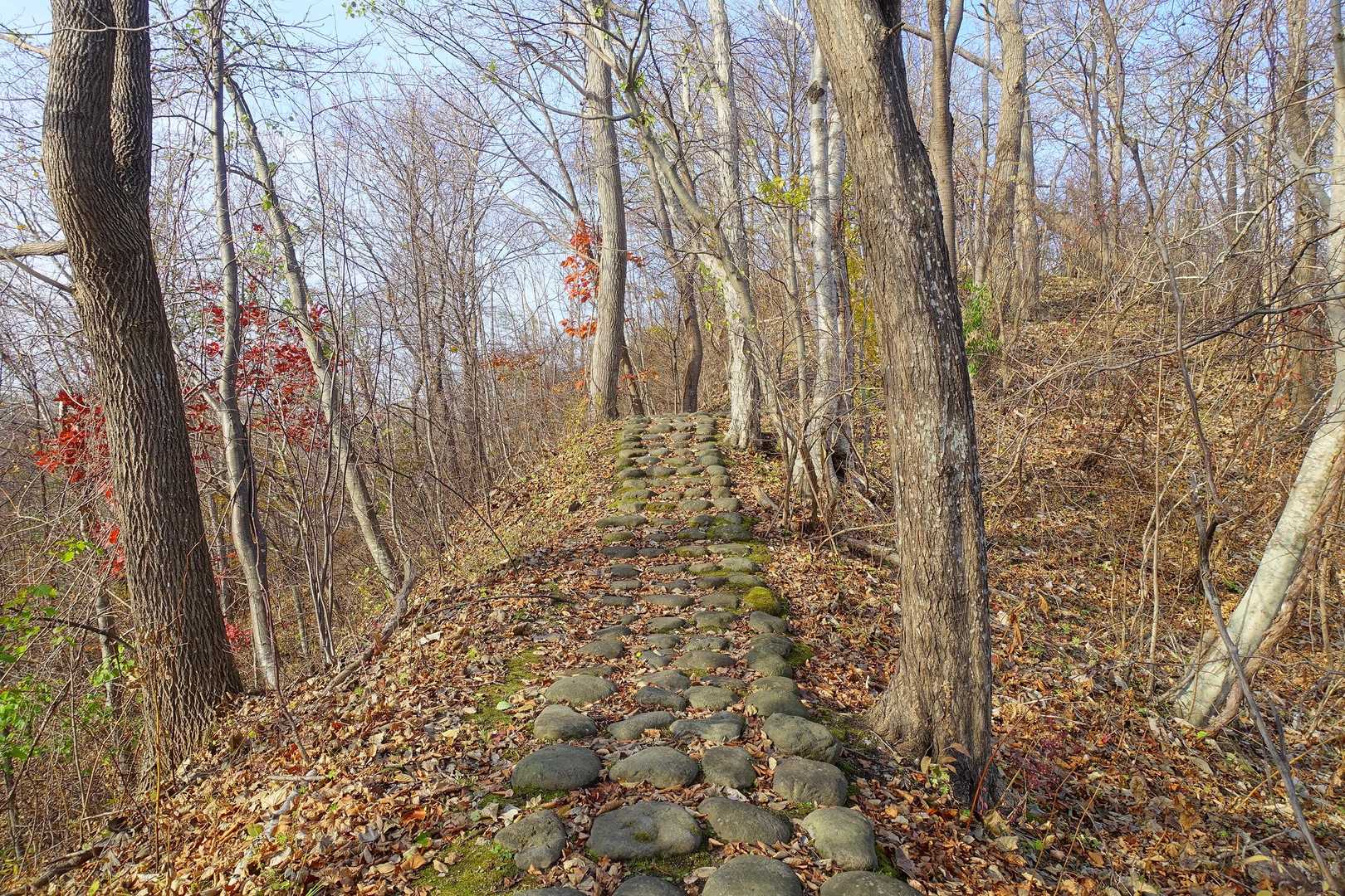 石畳の道が続く