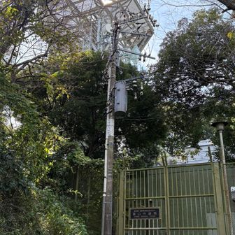 二子山山頂の手前から林道になるのですが、理由はこちらの施設があるからでした。KDDIの中継所です。