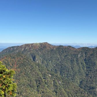 稲村ヶ岳山頂より。
向かいは、先ほどまで居た山上ヶ岳の山頂とお花畑ですねー