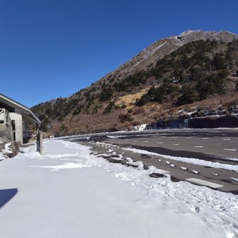 仁田峠の駐車場には雪がない