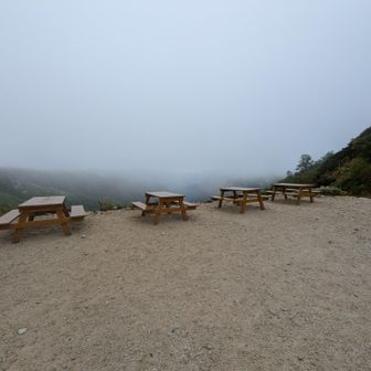 大天井ヒュッテのベンチ。
雲が上がってきました。
